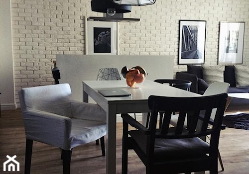 Skandynawski minimalizm - w centrum Poznania - Duża szara jadalnia w salonie - zdjęcie od DISENO INTERIORS - Apartamenty PREMIUM