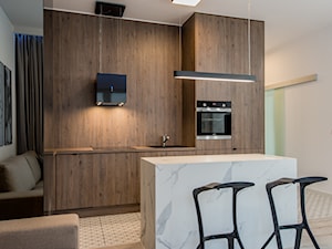 Eleganski Minimalizm - Realizacja - Mały szary salon z kuchnią z jadalnią - zdjęcie od DISENO INTERIORS - Apartamenty PREMIUM