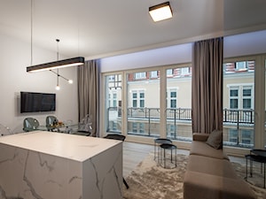 Eleganski Minimalizm - Realizacja - Średni biały salon z kuchnią z jadalnią z tarasem / balkonem - zdjęcie od DISENO INTERIORS - Apartamenty PREMIUM