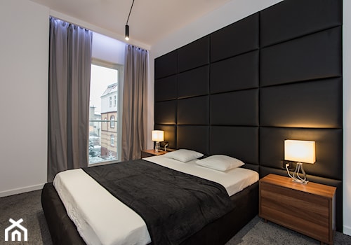 Eleganski Minimalizm - Realizacja - Średnia biała sypialnia z balkonem / tarasem - zdjęcie od DISENO INTERIORS - Apartamenty PREMIUM