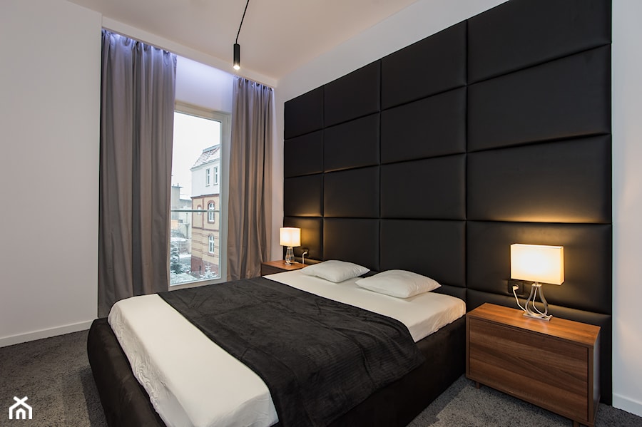Eleganski Minimalizm - Realizacja - Średnia biała sypialnia z balkonem / tarasem - zdjęcie od DISENO INTERIORS - Apartamenty PREMIUM