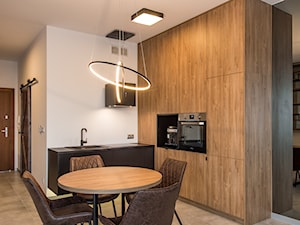 Realizacja - Apartament przy Parku - Mała średnia otwarta z salonem biała z zabudowaną lodówką z podblatowym zlewozmywakiem kuchnia w kształcie litery l - zdjęcie od DISENO INTERIORS - Apartamenty PREMIUM