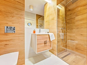 Apartament Wood & White - Średnia na poddaszu bez okna łazienka - zdjęcie od DISENO INTERIORS - Apartamenty PREMIUM