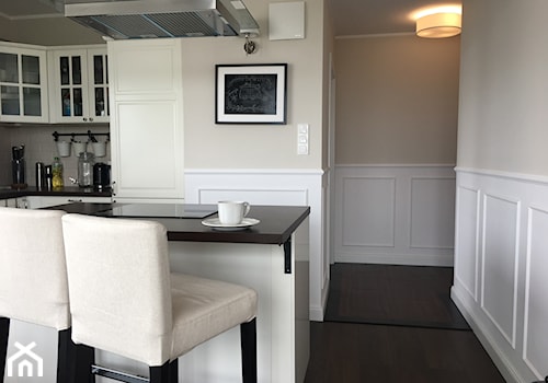 Angielska Elegancja - Styl Hampton - Średnia otwarta z salonem beżowa kuchnia w kształcie litery l dwurzędowa - zdjęcie od DISENO INTERIORS - Apartamenty PREMIUM