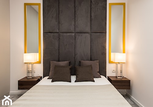 Realizacja - Moderno Art Deco - Mała biała szara sypialnia, styl nowoczesny - zdjęcie od DISENO INTERIORS - Apartamenty PREMIUM