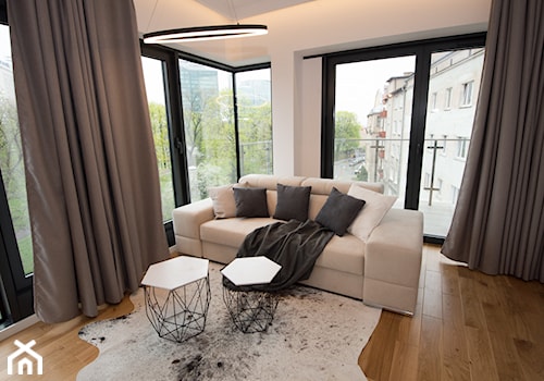 Realizacja Apartamentu z widokiem na Park - Mały biały salon z tarasem / balkonem - zdjęcie od DISENO INTERIORS - Apartamenty PREMIUM
