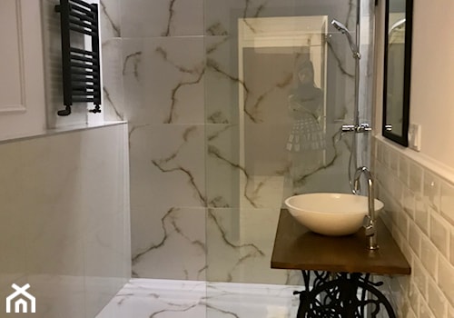 Francuski szyk - Modern Art Deco - Mała bez okna z marmurową podłogą łazienka - zdjęcie od DISENO INTERIORS - Apartamenty PREMIUM