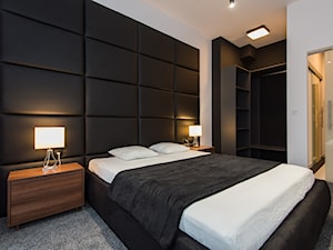 Eleganski Minimalizm - Realizacja - Średnia biała czarna sypialnia z łazienką - zdjęcie od DISENO INTERIORS - Apartamenty PREMIUM