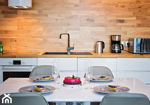 Apartament Wood & White - Średnia jadalnia w kuchni - zdjęcie od DISENO INTERIORS - Apartamenty PREMIUM