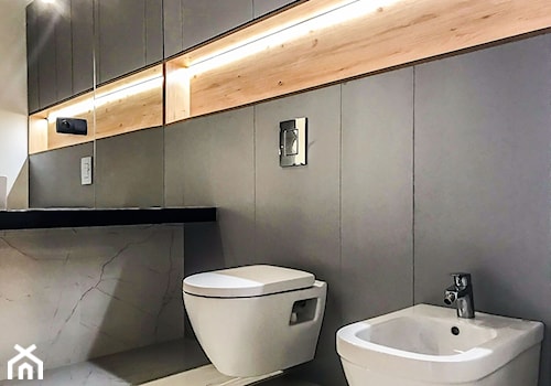 Industrial Loft - Realizacja - Średnia bez okna z lustrem z marmurową podłogą łazienka - zdjęcie od DISENO INTERIORS - Apartamenty PREMIUM
