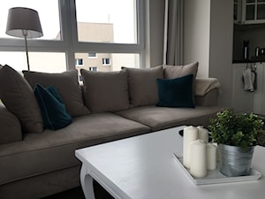 Angielska Elegancja - Styl Hampton - Mały szary salon z kuchnią, styl rustykalny - zdjęcie od DISENO INTERIORS - Apartamenty PREMIUM