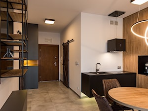 Realizacja - Apartament przy Parku - Średnia otwarta szara z zabudowaną lodówką z nablatowym zlewozmywakiem kuchnia w kształcie litery l - zdjęcie od DISENO INTERIORS - Apartamenty PREMIUM