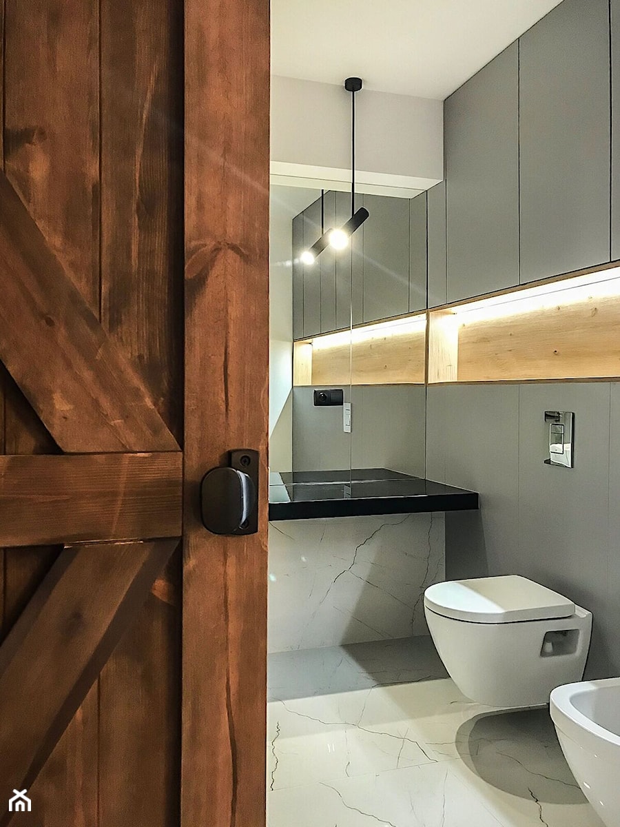 Industrial Loft - Realizacja - Mała bez okna z lustrem z marmurową podłogą łazienka - zdjęcie od DISENO INTERIORS - Apartamenty PREMIUM