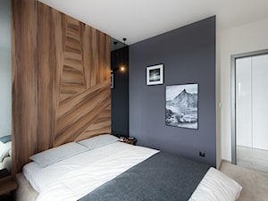 Realizacja Modern Small Apartment - Mała biała szara sypialnia - zdjęcie od DISENO INTERIORS - Apartamenty PREMIUM
