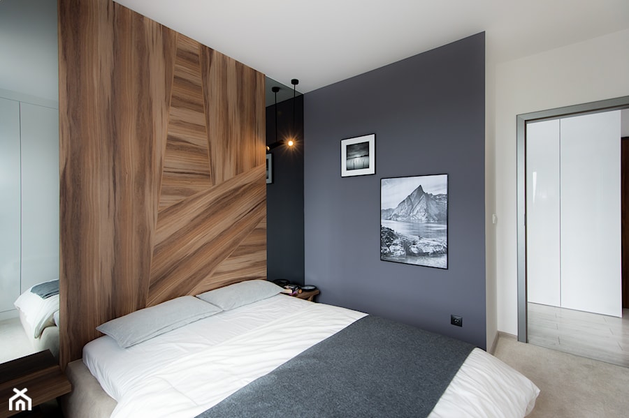 Realizacja Modern Small Apartment - Mała biała szara sypialnia - zdjęcie od DISENO INTERIORS - Apartamenty PREMIUM