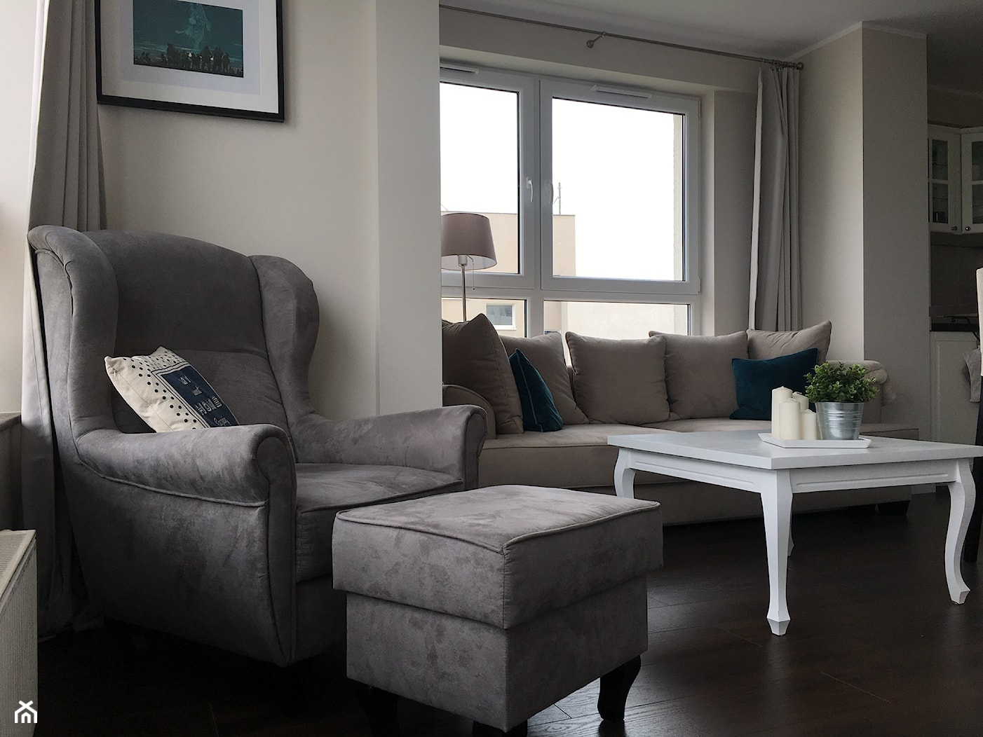 Angielska Elegancja - Styl Hampton - Średni biały salon, styl rustykalny - zdjęcie od DISENO INTERIORS - Apartamenty PREMIUM - Homebook