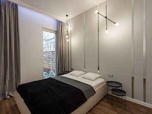 Eleganski Minimalizm - Realizacja - Średnia biała szara sypialnia z balkonem / tarasem - zdjęcie od DISENO INTERIORS - Apartamenty PREMIUM