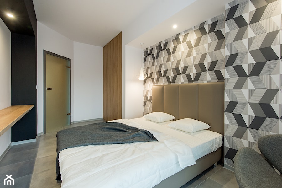 Realizacja- Nowoczesny Apartament W Centrum Poznania - Duża biała szara sypialnia - zdjęcie od DISENO INTERIORS - Apartamenty PREMIUM