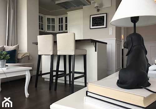 Angielska Elegancja - Styl Hampton - Mały beżowy biały salon z kuchnią z jadalnią, styl rustykalny - zdjęcie od DISENO INTERIORS - Apartamenty PREMIUM
