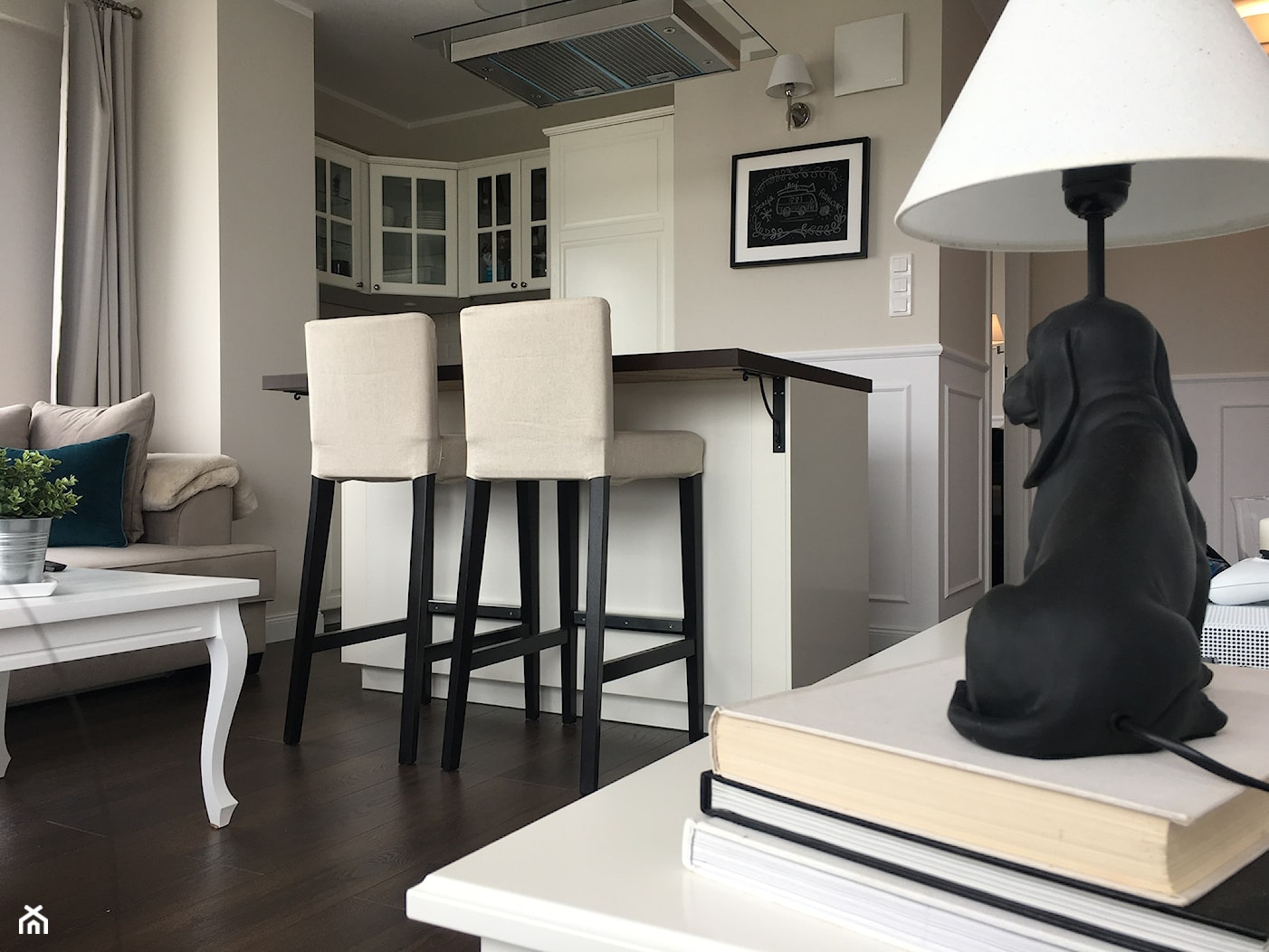 Angielska Elegancja - Styl Hampton - Mały beżowy biały salon z kuchnią z jadalnią, styl rustykalny - zdjęcie od DISENO INTERIORS - Apartamenty PREMIUM - Homebook