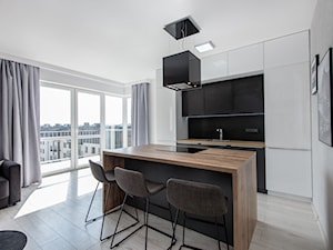 Realizacja Modern Small Apartment - Średnia z salonem biała szara z zabudowaną lodówką z podblatowym zlewozmywakiem kuchnia jednorzędowa dwurzędowa z wyspą lub półwyspem z oknem - zdjęcie od DISENO INTERIORS - Apartamenty PREMIUM