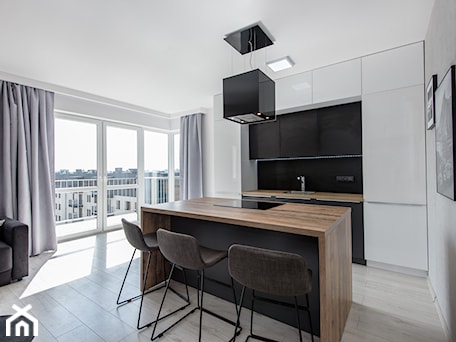 Aranżacje wnętrz - Kuchnia: Realizacja Modern Small Apartment - Średnia z salonem biała szara z zabudowaną lodówką z podblatowym zlewozmywakiem kuchnia jednorzędowa dwurzędowa z wyspą lub półwyspem z oknem - DISENO INTERIORS - Apartamenty PREMIUM. Przeglądaj, dodawaj i zapisuj najlepsze zdjęcia, pomysły i inspiracje designerskie. W bazie mamy już prawie milion fotografii!