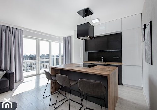 Realizacja Modern Small Apartment - Średnia z salonem biała szara z zabudowaną lodówką z podblatowym zlewozmywakiem kuchnia jednorzędowa dwurzędowa z wyspą lub półwyspem z oknem - zdjęcie od DISENO INTERIORS - Apartamenty PREMIUM