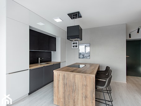 Aranżacje wnętrz - Kuchnia: Realizacja Modern Small Apartment - Średnia z salonem szara z zabudowaną lodówką z podblatowym zlewozmywakiem kuchnia dwurzędowa z wyspą lub półwyspem - DISENO INTERIORS - Apartamenty PREMIUM. Przeglądaj, dodawaj i zapisuj najlepsze zdjęcia, pomysły i inspiracje designerskie. W bazie mamy już prawie milion fotografii!