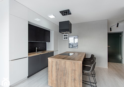 Realizacja Modern Small Apartment - Średnia z salonem szara z zabudowaną lodówką z podblatowym zlewozmywakiem kuchnia dwurzędowa z wyspą lub półwyspem - zdjęcie od DISENO INTERIORS - Apartamenty PREMIUM