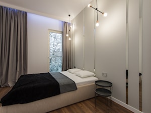 Eleganski Minimalizm - Realizacja - Średnia szara sypialnia z balkonem / tarasem - zdjęcie od DISENO INTERIORS - Apartamenty PREMIUM