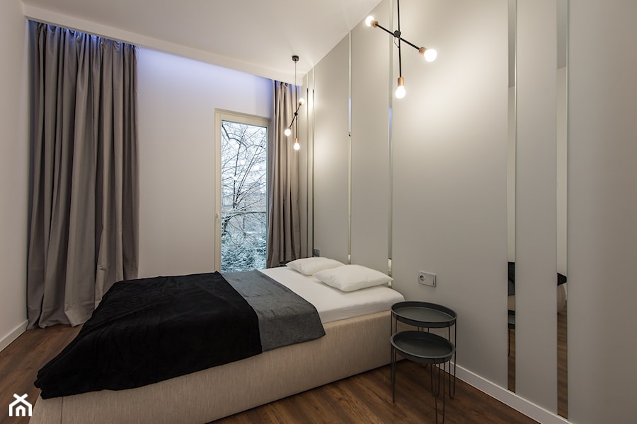 Eleganski Minimalizm - Realizacja - Średnia szara sypialnia z balkonem / tarasem - zdjęcie od DISENO INTERIORS - Apartamenty PREMIUM