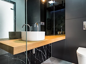 Realizacja Modern Small Apartment - Średnia bez okna z lustrem łazienka - zdjęcie od DISENO INTERIORS - Apartamenty PREMIUM