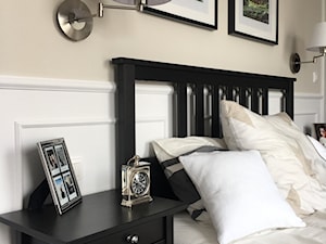 Angielska Elegancja - Styl Hampton - Średnia beżowa biała z panelami tapicerowanymi sypialnia, styl rustykalny - zdjęcie od DISENO INTERIORS - Apartamenty PREMIUM