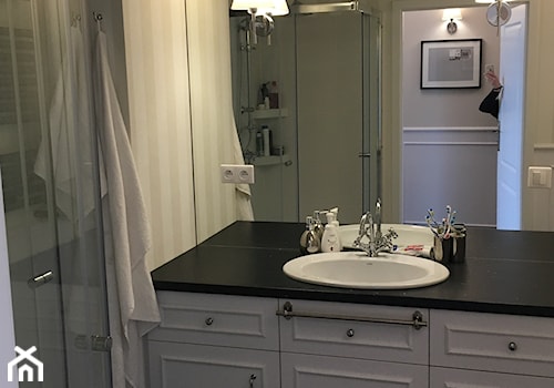 Angielska Elegancja - Styl Hampton - Średnia bez okna łazienka, styl rustykalny - zdjęcie od DISENO INTERIORS - Apartamenty PREMIUM
