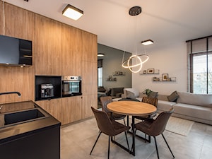 Realizacja - Apartament przy Parku - Mała biała szara jadalnia w salonie w kuchni - zdjęcie od DISENO INTERIORS - Apartamenty PREMIUM