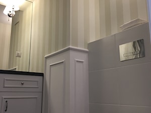 Angielska Elegancja - Styl Hampton - Mała na poddaszu bez okna łazienka, styl rustykalny - zdjęcie od DISENO INTERIORS - Apartamenty PREMIUM