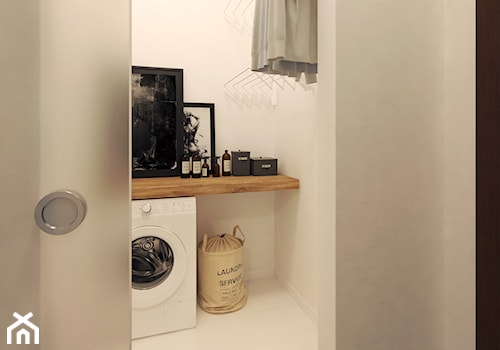 Elegancki Minimalizm - Mała bez okna z pralką / suszarką łazienka - zdjęcie od DISENO INTERIORS - Apartamenty PREMIUM