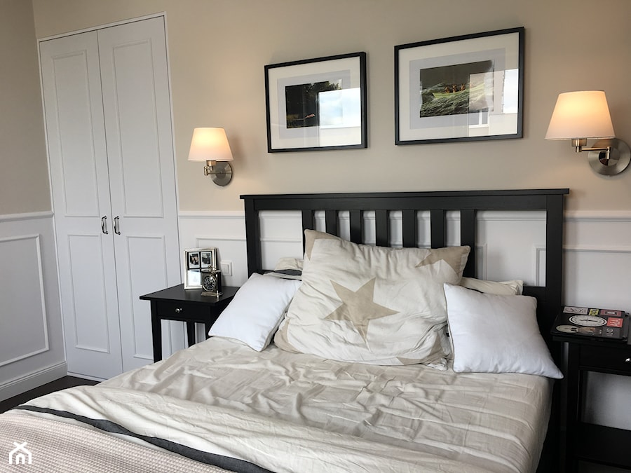 Angielska Elegancja - Styl Hampton - Średnia beżowa biała z panelami tapicerowanymi sypialnia, styl rustykalny - zdjęcie od DISENO INTERIORS - Apartamenty PREMIUM