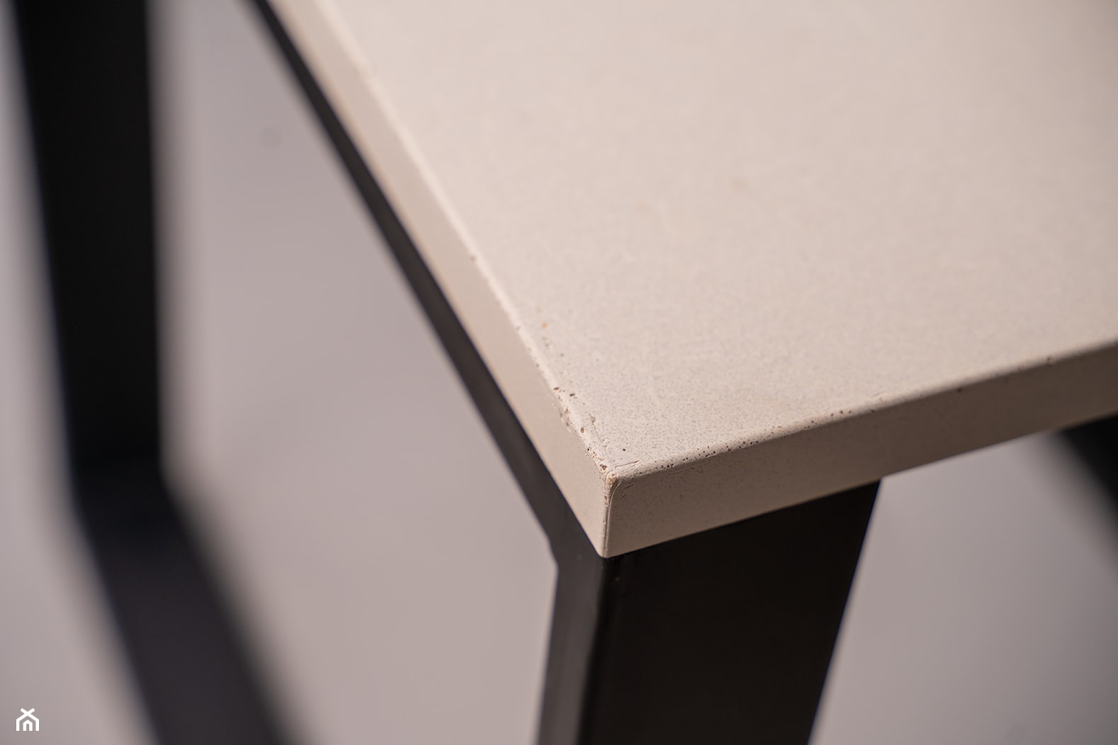 Stolik kawowy z białego betonu architektonicznego - zdjęcie od Rausch Beton - Homebook