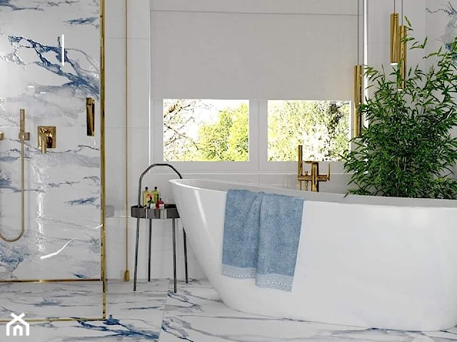 Niebiesko biała łazienka ze złotym akcentem 