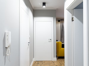 Mieszkanie z czarną kuchnią w Kaliszu - Hol / przedpokój, styl nowoczesny - zdjęcie od E Home Design