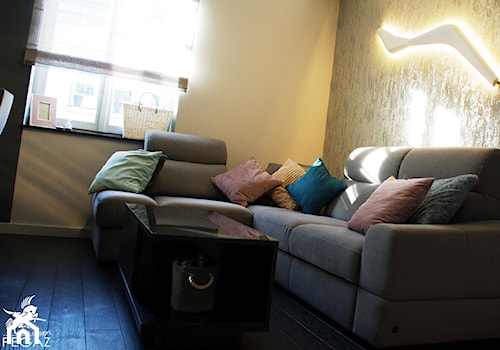 Minimalizm w dobrym stylu-mieszkanie prywatne - Mały beżowy brązowy żółty salon z bibiloteczką, sty ... - zdjęcie od Justyna Łuczak -Gręda Pegaz Design