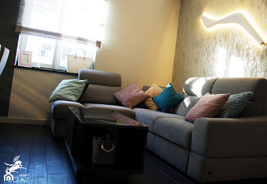 Minimalizm w dobrym stylu-mieszkanie prywatne - Mały beżowy brązowy żółty salon z bibiloteczką, styl nowoczesny - zdjęcie od Justyna Łuczak -Gręda Pegaz Design