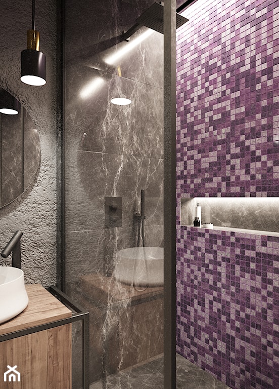 łazienka z fioletową mozaiką i płytkami imitującymi kamień