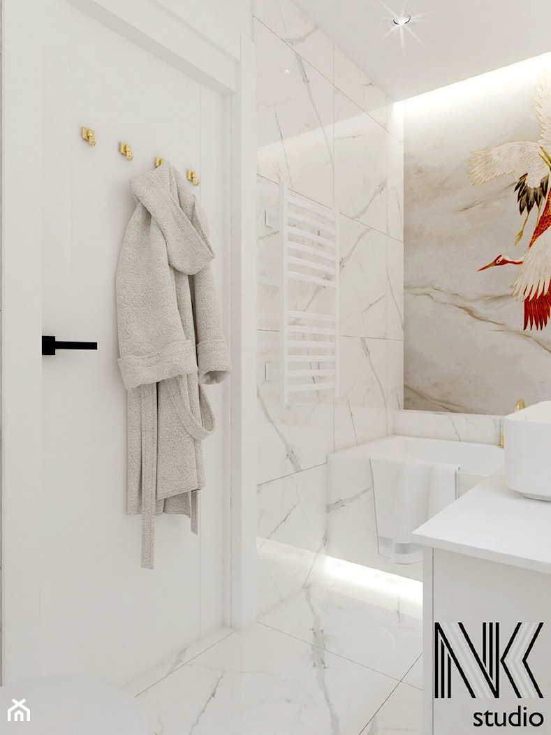 Biała marmurkowa łazienka z tapetą - zdjęcie od NK STUDIO - Homebook