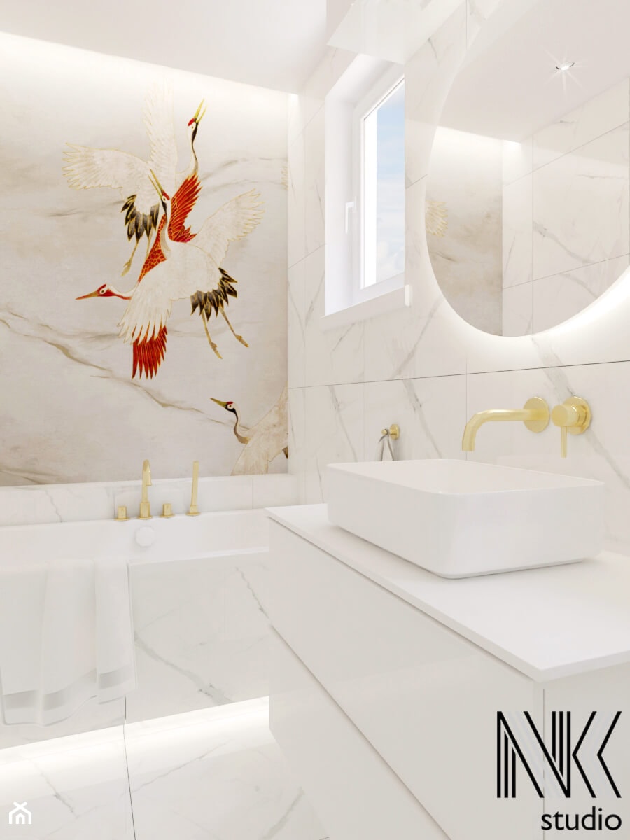 Biała marmurkowa łazienka z tapetą - zdjęcie od NK STUDIO