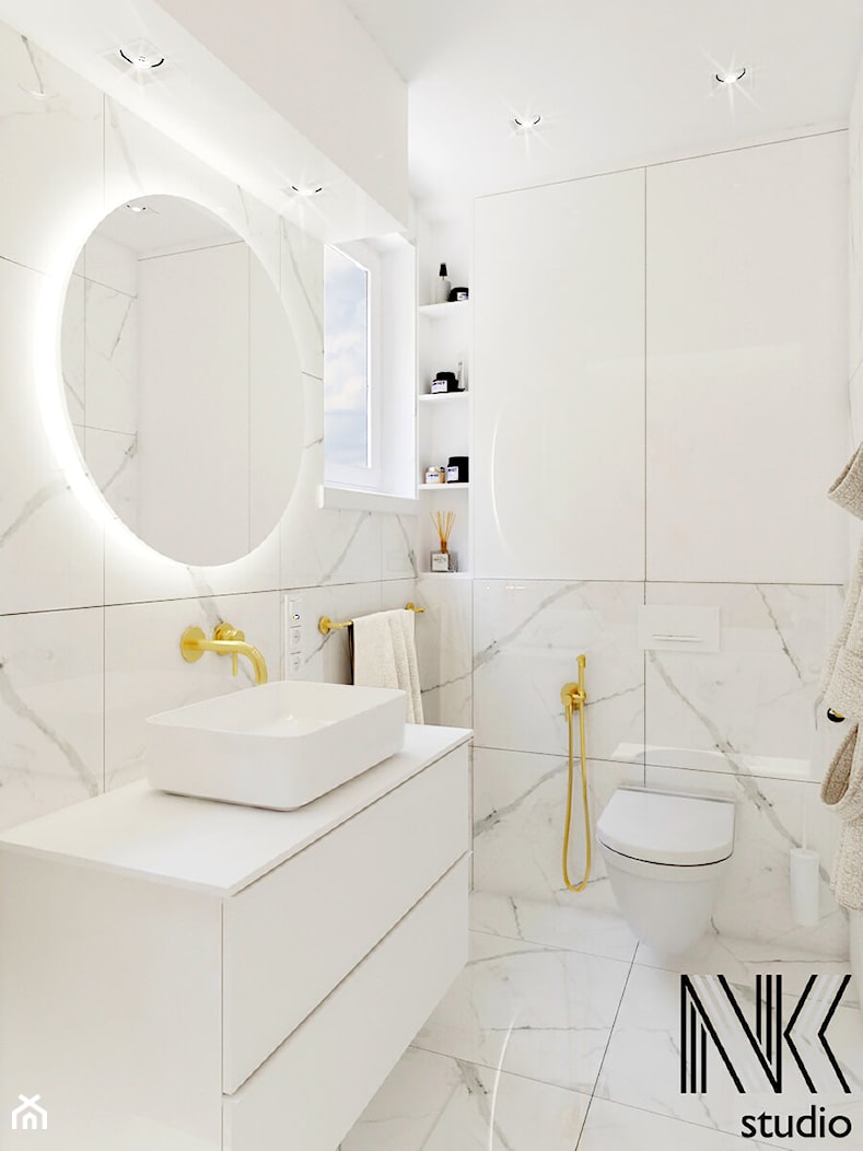 Biała marmurkowa łazienka z tapetą - zdjęcie od NK STUDIO - Homebook