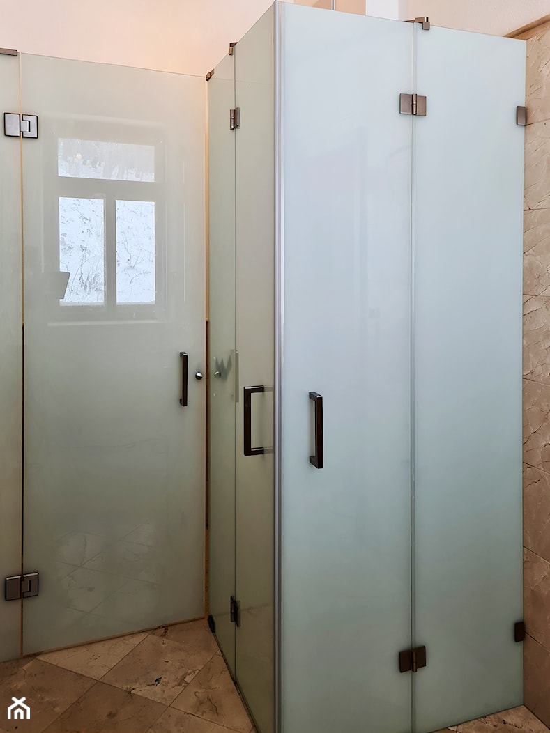 Łazienka ze szklaną kabiną prysznicową i drzwiami do toalety - zdjęcie od iSZKŁO Krzysztof Janicki - Homebook