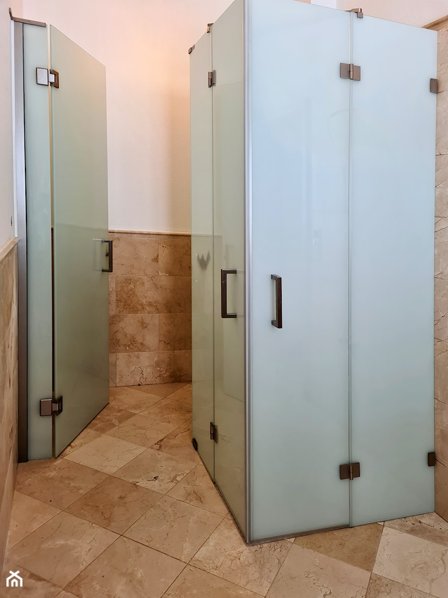Łazienka ze szklaną kabiną prysznicową i drzwiami do toalety - zdjęcie od iSZKŁO Krzysztof Janicki