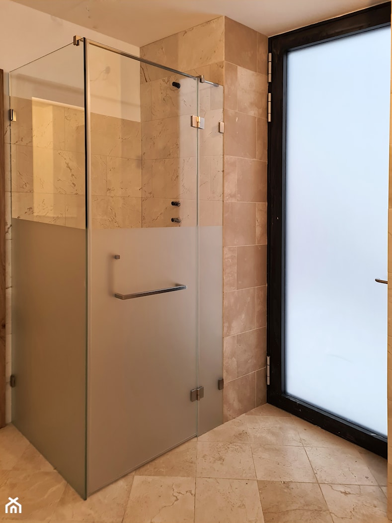 Łazienka ze szklaną kabina prysznicową - zdjęcie od iSZKŁO Krzysztof Janicki - Homebook